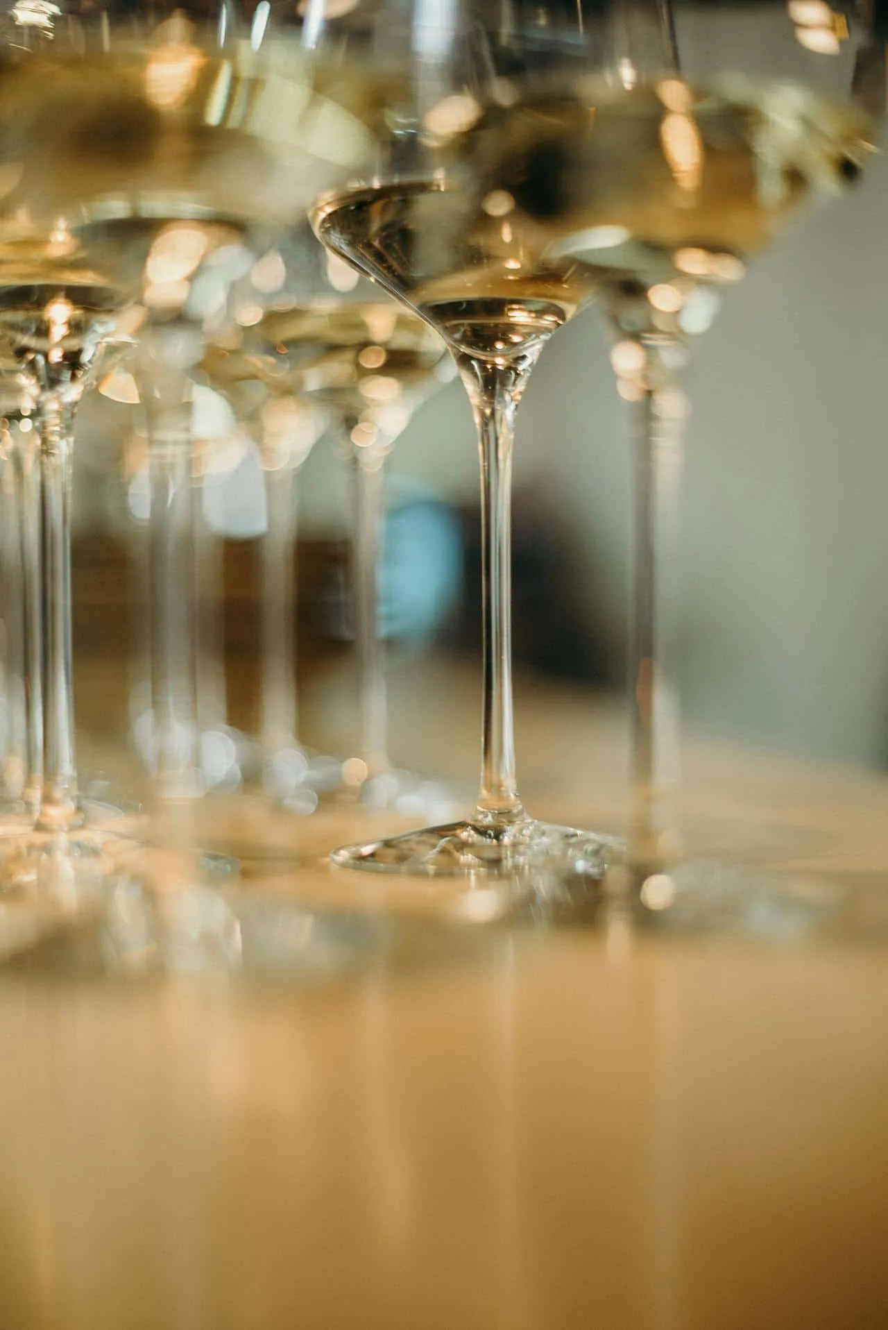 Copas de vino blanco en dos filas.